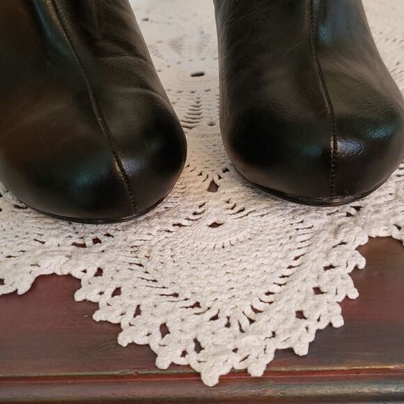 EUC Maurices Black Faux Leather Boots Booties with Belt & Buckle Accent Sz 9.5M - Picture 7 of 9